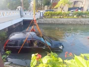 Nyetir Tak Konsentrasi, Mobil CRV yang Dikendarai Emak-Emak Nyemplung Sungai