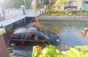 Nyetir Tak Konsentrasi, Mobil CRV yang Dikendarai Emak-Emak Nyemplung Sungai