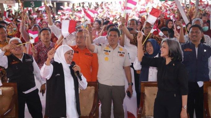 penyerahan-blt-dbhcht-kepada-pekerja-industri-hasil-tembakau-iht-di-surabaya
