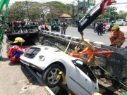 Mobil Tabrak Pagar Lalu Terperosok Saluran Air di Keputih