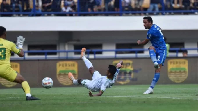6513d8f500fbd-pemain-persib-ezra-walian_1265_711