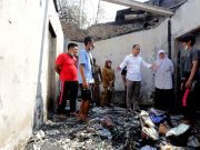 Tinjau Korban Kebakaran di Putat Jaya, Eri Cahyadi Pastikan Empat Rumah Diperbaiki