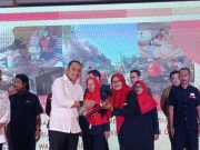 Wali Kota Surabaya Beri Penghargaan ke Ratusan Pendonor Darah di HUT ke-78 PMI