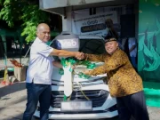 Perusahaan transportasi digital serahkan ratusan mobil ke mitra Surabaya