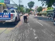 Gagal Mendahului, Pemotor di Mojokerto Tewas Tertabrak Truk Tronton