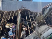 Tiga Bangunan di Surabaya Ambruk saat Pengerjaan Box Culvert, Satu Motor Tertimbun Reruntuhan