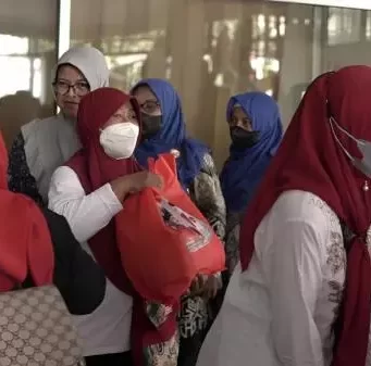1.000 Paket Beras Dibagikan Midtou ke Warga Surabaya, Wakil Wali Kota Armuji Ikut Nimbrung