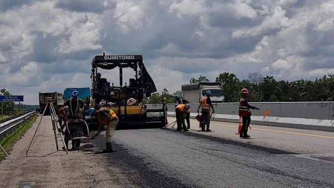 pt-hutama-karya-persero-hutama-karya-mengutus-tim-zero-pothole-untuk-secara-rutin-melakukan-inspeksi-dan-pemeliharaan-di-jalan_169