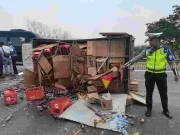 Truk Pengangkut Teh Botol Terguling di Tol Surabaya-Mojokerto