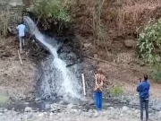 Muncul Air Terjun Bau Busuk di Pasuruan, Ternyata Berasal dari Pipa Limbah