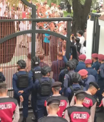 Jelang Pendaftaran Prabowo-Gibran, Pengamanan KPU Diperketat