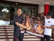 Wali Kota Eri Cahyadi Promosikan Batik Tulis Motif Surabaya Maritim Karya Warga Eks Lokalisasi Dolly