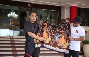 Wali Kota Eri Cahyadi Promosikan Batik Tulis Motif Surabaya Maritim Karya Warga Eks Lokalisasi Dolly