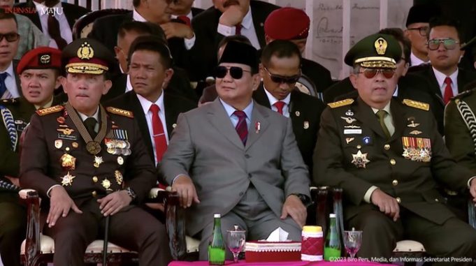 kapolri-jenderal-listyo-sigit-prabowo-kiri-bersama-menteri-pertahanan-prabowo-subianto-dan-mantan-presiden-ri-ke-6-susilo-bamb_169
