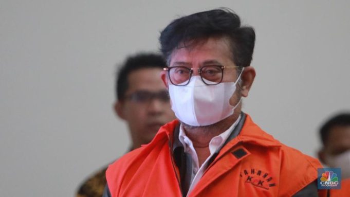 mantan-menteri-pertanian-syahrul-yasin-limpo-syl-dan-direktur-alat-dan-mesin-kementan-muhammad-hatta-mengenakan-rompi-oranye-u-21_169
