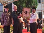 Dapat Nomor Urut 3, Ganjar dan Mahfud Acungkan Salam Metal
