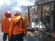 Sijago Merah Melalap Tempat Usaha Jahit dan Kue di Surabaya