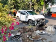 Remaja Baru Punya SIM, Pengemudi Mobil Tabrak Tiang dan Pot di Jalan Wali Kota Mustajab, Surabaya
