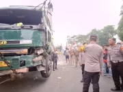 Truk Tabrak Kendaraan di Tangerang