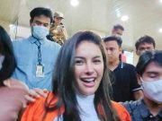 Nikita Mirzani Jalan Bagai di Catwalk Saat Akan Ditahan Di Polda Metro Jaya