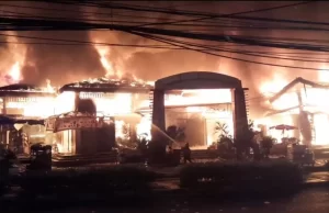 Taman Puring Terbakar: Malam yang Membakar Ingatan dan Atap Polsek