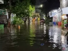 Surabaya Banjir Lagi Setelah Hujan Deras, Damkar Turun Tangan Sedot Genangan Banjir Surabaya