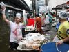 Banjir Bangkok Ubah Jalanan Jadi Floating Market Dadakan
