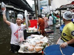 Banjir Bangkok Ubah Jalanan Jadi Floating Market Dadakan