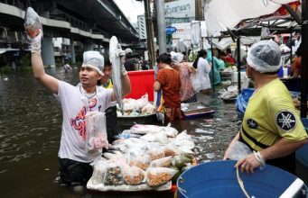 Banjir Bangkok Ubah Jalanan Jadi Floating Market Dadakan