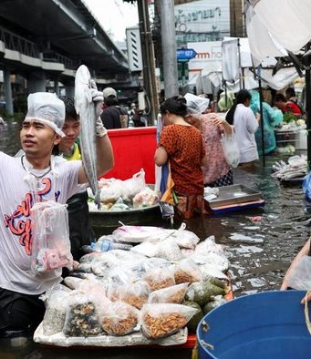 Banjir Bangkok Ubah Jalanan Jadi Floating Market Dadakan